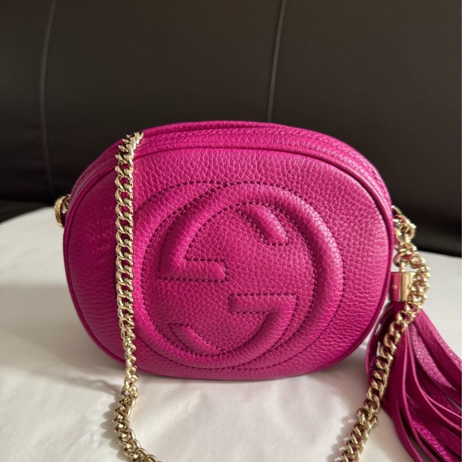 Gucci古馳  玫粉色大雙Glogo斜挎包相機包郵差包  尺寸：長 18 x 寬 5 x 高 15 cm。-0