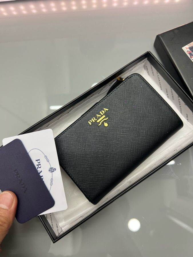 Prada 防刮牛皮中夾  9新 有卡有盒  鈔票可以平放卡層多 專櫃33500  極好用-0