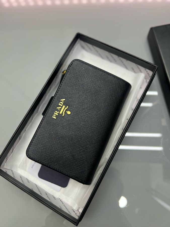 Prada 防刮牛皮中夾  9新 有卡有盒  鈔票可以平放卡層多 專櫃33500  極好用-1