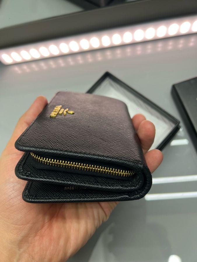 Prada 防刮牛皮中夾  9新 有卡有盒  鈔票可以平放卡層多 專櫃33500  極好用-2