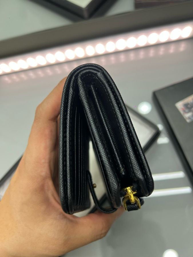 Prada 防刮牛皮中夾  9新 有卡有盒  鈔票可以平放卡層多 專櫃33500  極好用-3