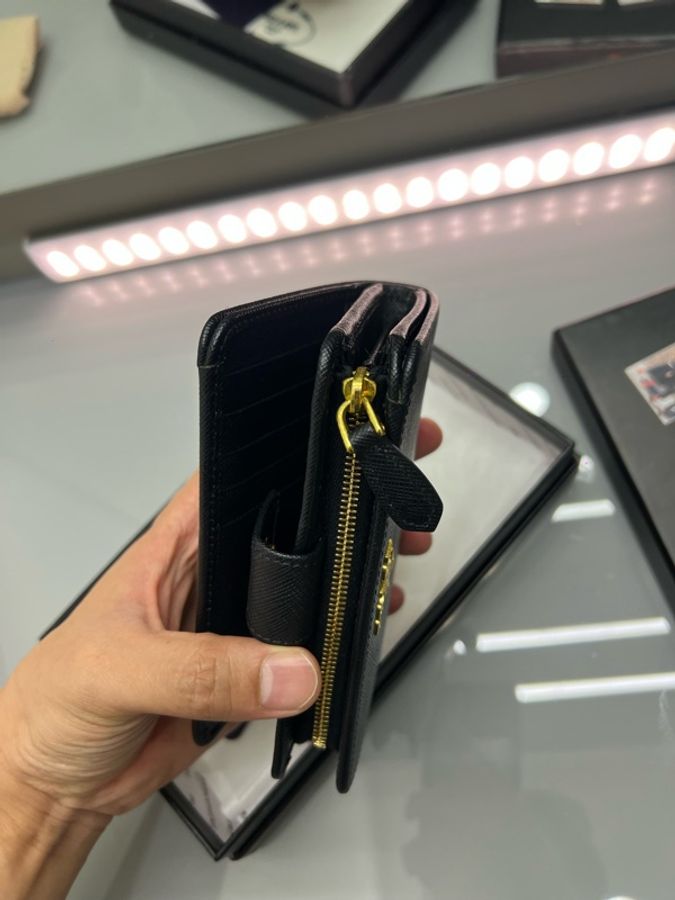 Prada 防刮牛皮中夾  9新 有卡有盒  鈔票可以平放卡層多 專櫃33500  極好用-4