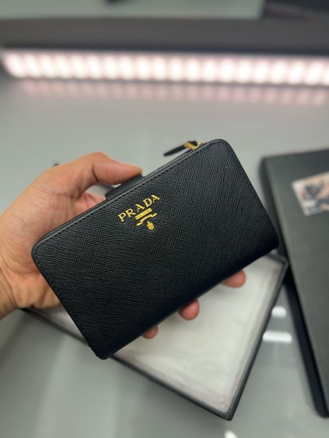Prada 防刮牛皮中夾  9新 有卡有盒  鈔票可以平放卡層多 專櫃33500  極好用-5
