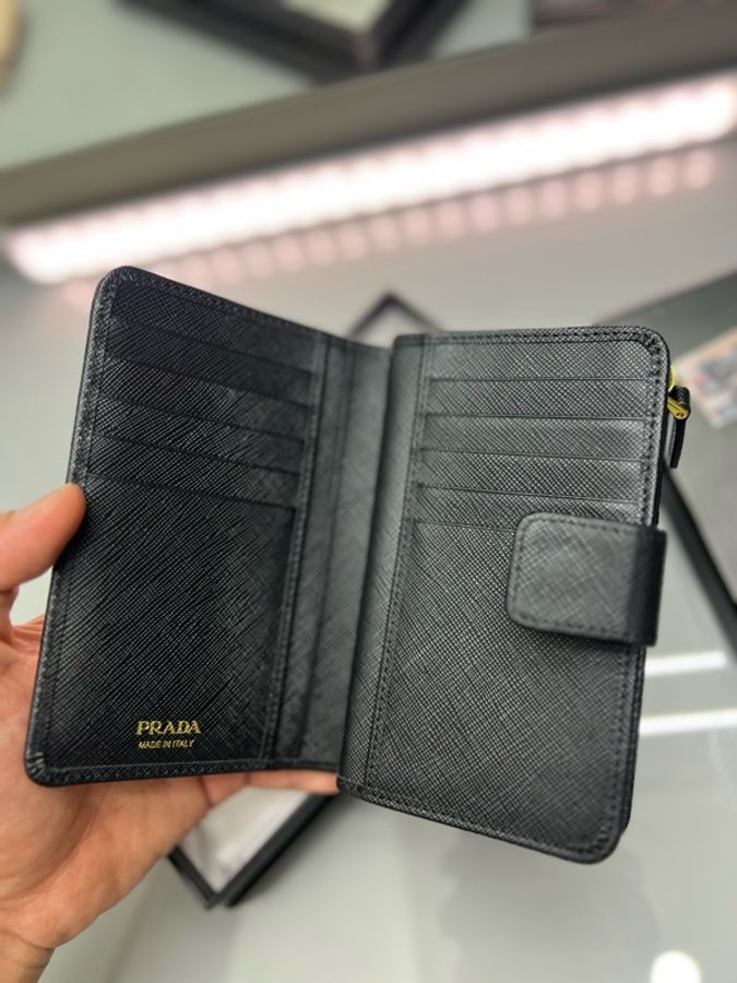 Prada 防刮牛皮中夾  9新 有卡有盒  鈔票可以平放卡層多 專櫃33500  極好用-7