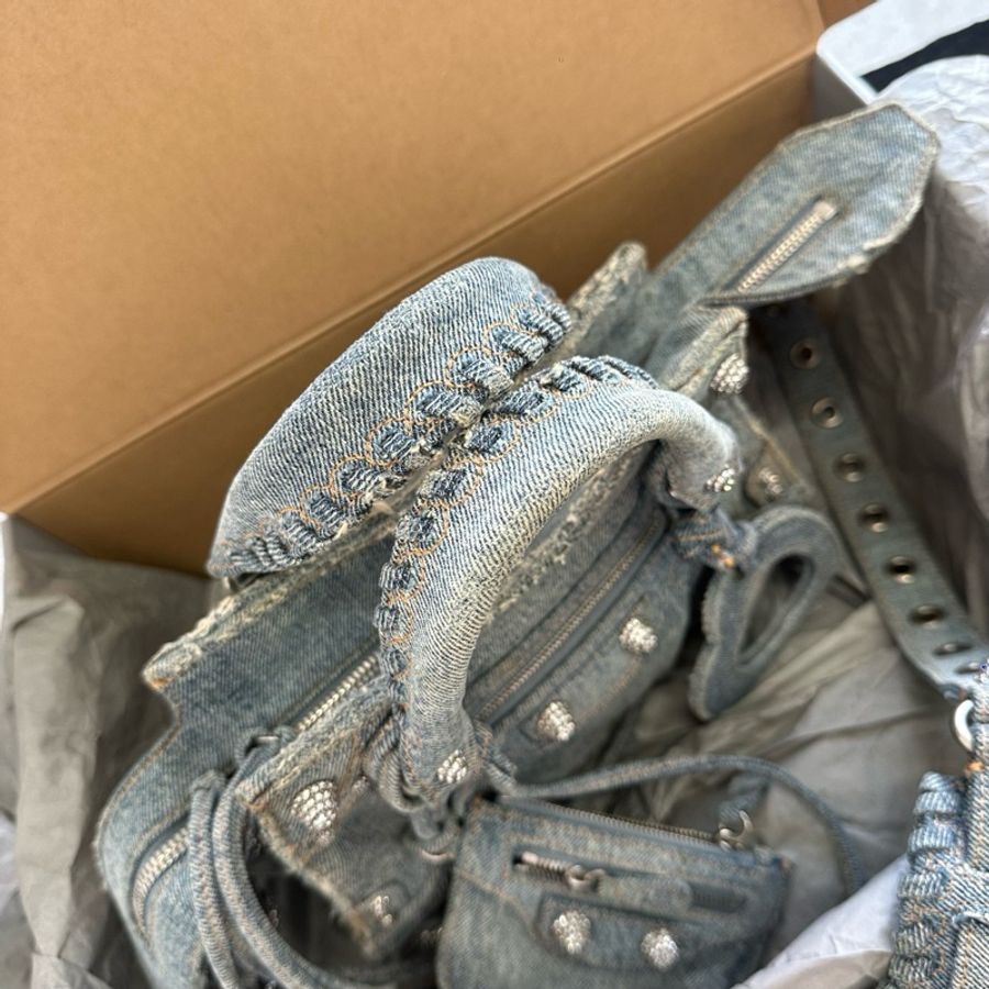 巴黎世家/Balenciaga NEO CAGOLE CITY 棉 長38.9 x 高24.9 x 寬17.0釐米    專櫃價26900。-4
