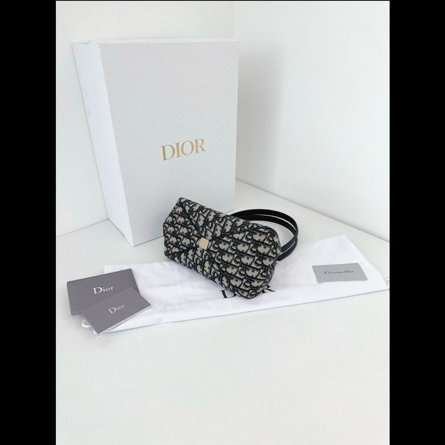 Dior迪奧 新款Key小元寶手提腋下包 閒置新全配
尺寸21*12*11
TNX-1