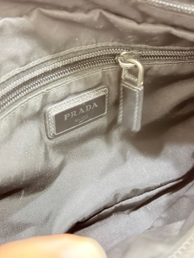 88新✨男生的帥包 好輕 好揹很好用的 經典黑色尼龍 PRADA斜背包-3