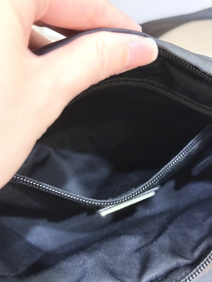 88新✨男生的帥包 好輕 好揹很好用的 經典黑色尼龍 PRADA斜背包-5