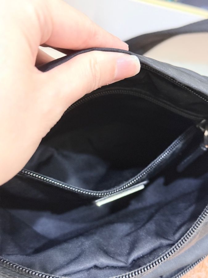 88新✨男生的帥包 好輕 好揹很好用的 經典黑色尼龍 PRADA斜背包-6