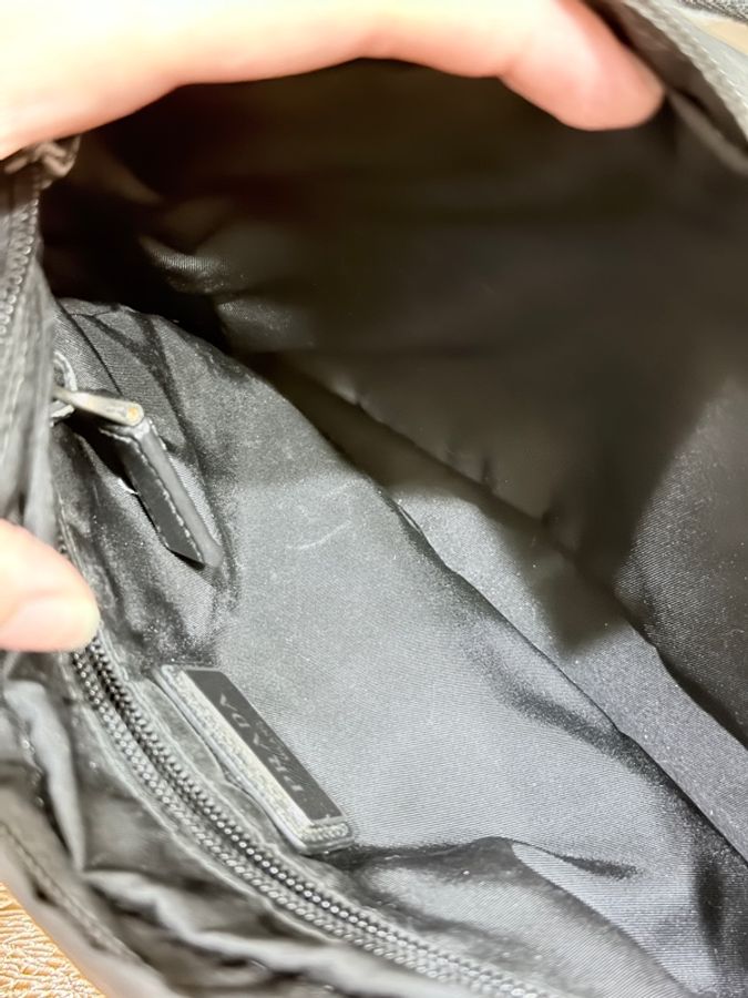 88新✨男生的帥包 好輕 好揹很好用的 經典黑色尼龍 PRADA斜背包-7