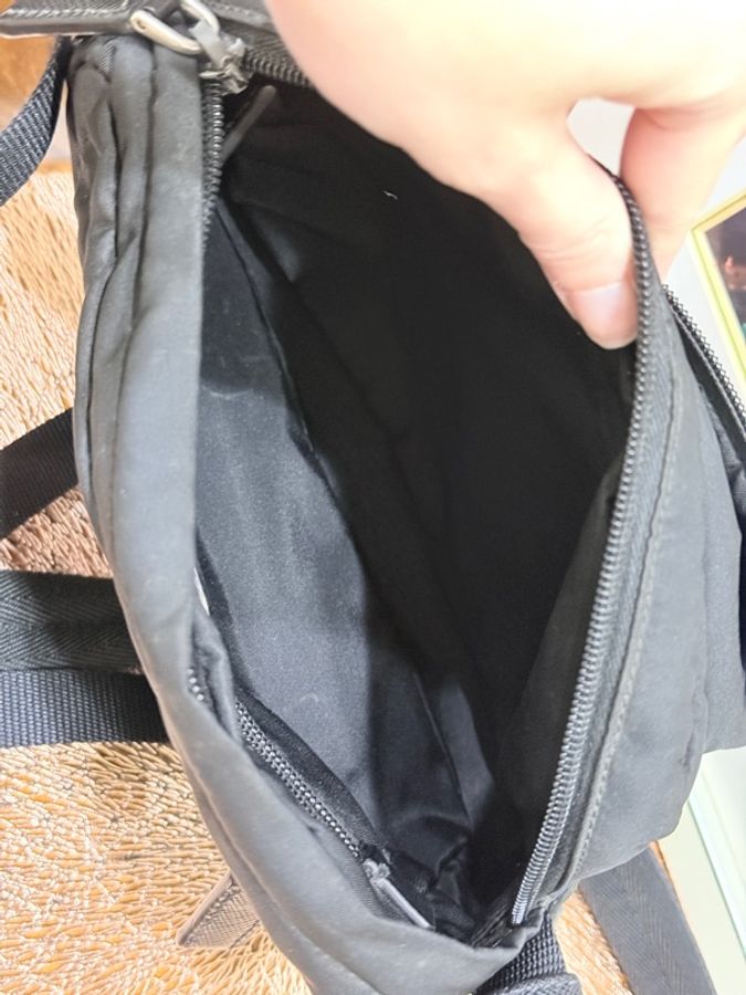 88新✨男生的帥包 好輕 好揹很好用的 經典黑色尼龍 PRADA斜背包-8