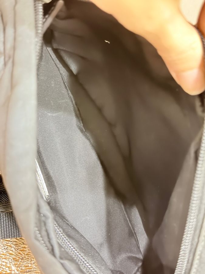 88新✨男生的帥包 好輕 好揹很好用的 經典黑色尼龍 PRADA斜背包-9