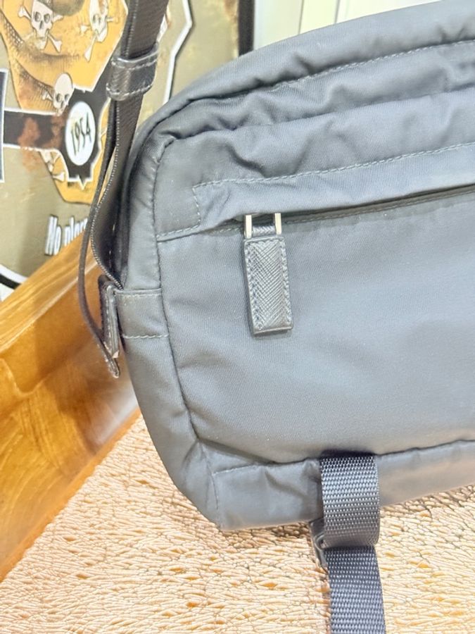 88新✨男生的帥包 好輕 好揹很好用的 經典黑色尼龍 PRADA斜背包-14