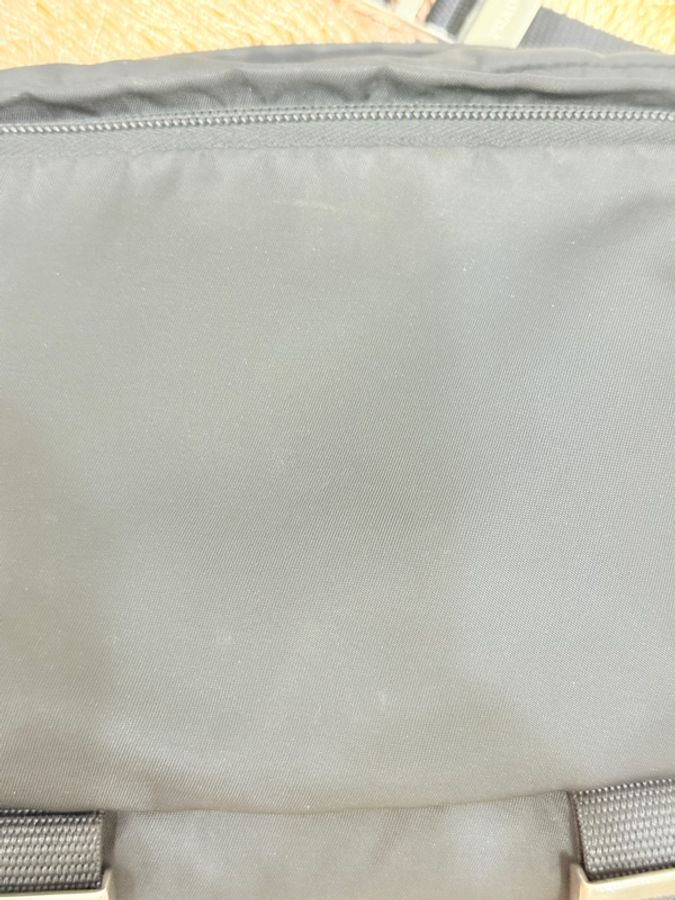 88新✨男生的帥包 好輕 好揹很好用的 經典黑色尼龍 PRADA斜背包-17
