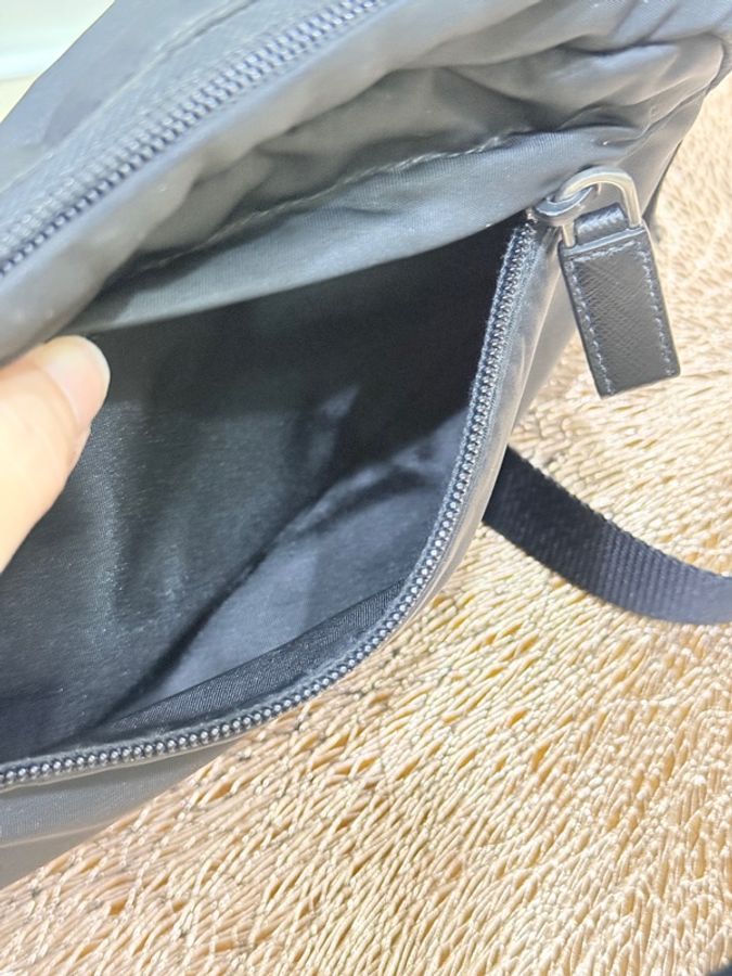 88新✨男生的帥包 好輕 好揹很好用的 經典黑色尼龍 PRADA斜背包-36