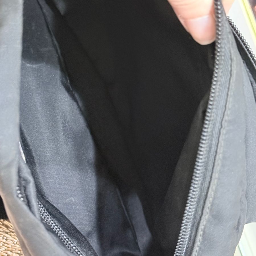 88新✨男生的帥包 好輕 好揹很好用的 經典黑色尼龍 PRADA斜背包-40