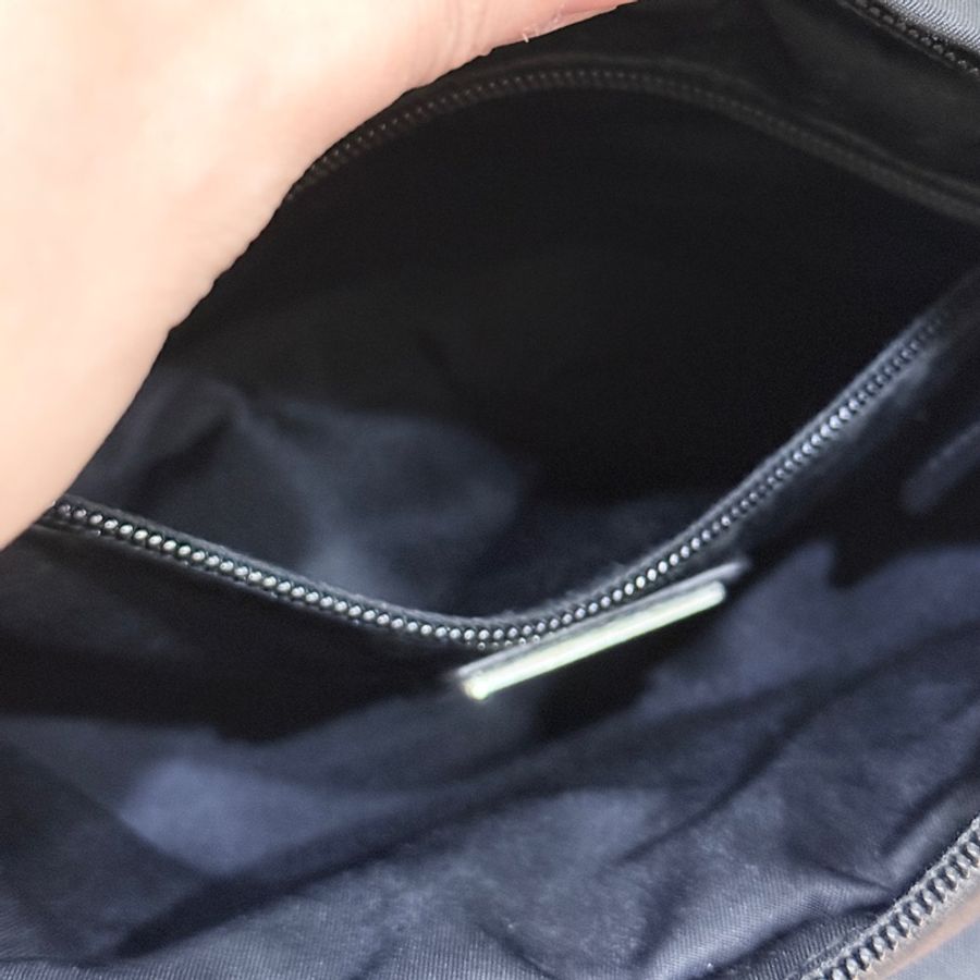 88新✨男生的帥包 好輕 好揹很好用的 經典黑色尼龍 PRADA斜背包-42