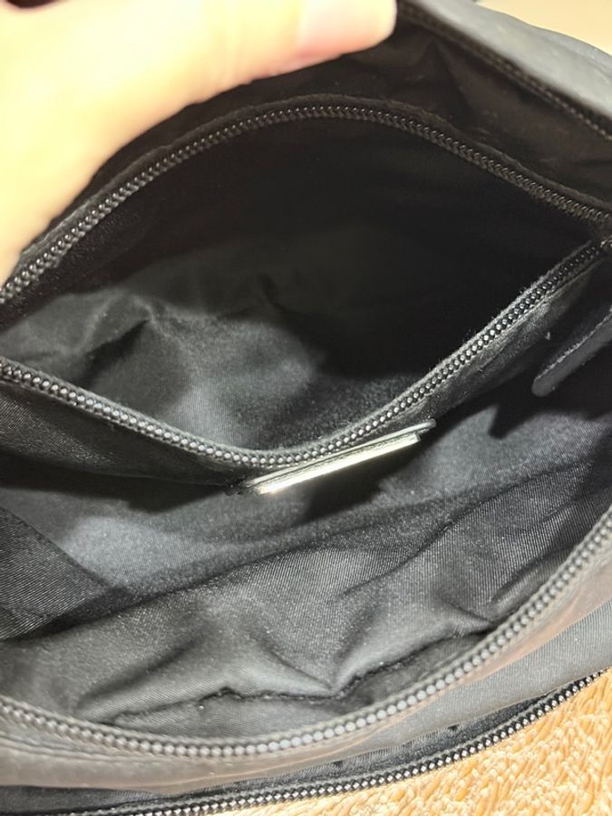 88新✨男生的帥包 好輕 好揹很好用的 經典黑色尼龍 PRADA斜背包-44