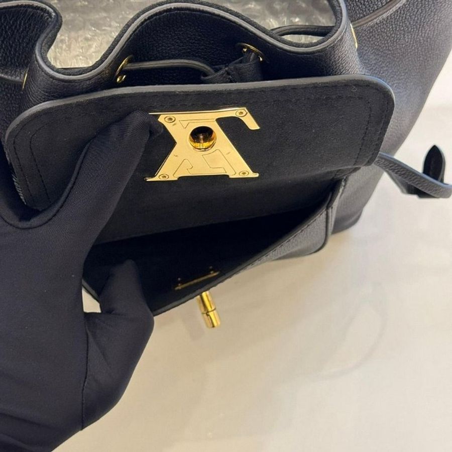 LV M57687 LOCKME BUCKET BAG 黑色水桶包-5