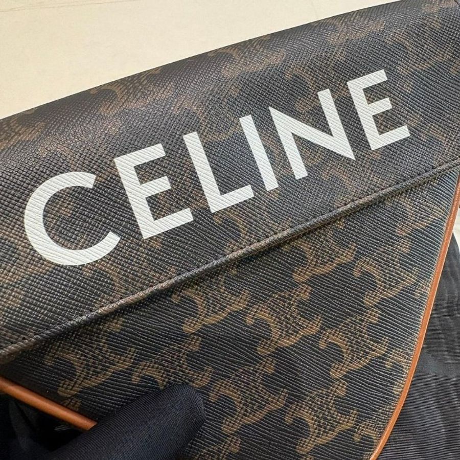 CELINE 帆布小牛皮飾邊釦式三角斜背包-1