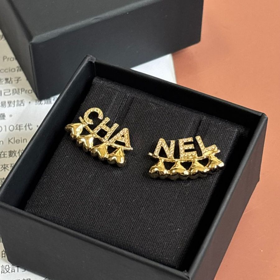 ::CHANEL:: ABA271 金色水鑽字母 愛心綴飾貼耳 耳環-1