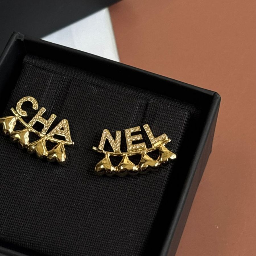 ::CHANEL:: ABA271 金色水鑽字母 愛心綴飾貼耳 耳環-3