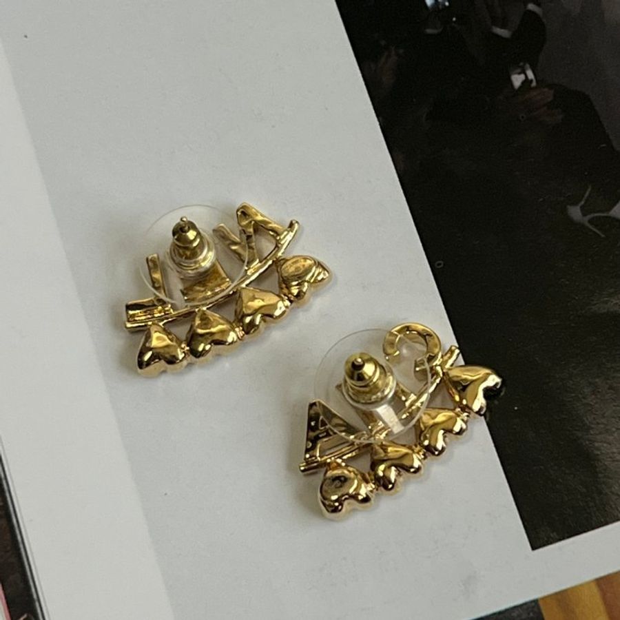 ::CHANEL:: ABA271 金色水鑽字母 愛心綴飾貼耳 耳環-6