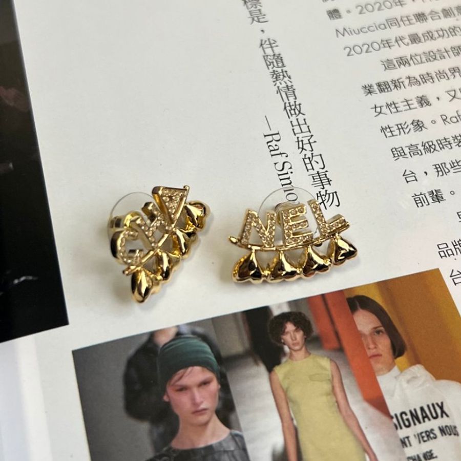 ::CHANEL:: ABA271 金色水鑽字母 愛心綴飾貼耳 耳環-8