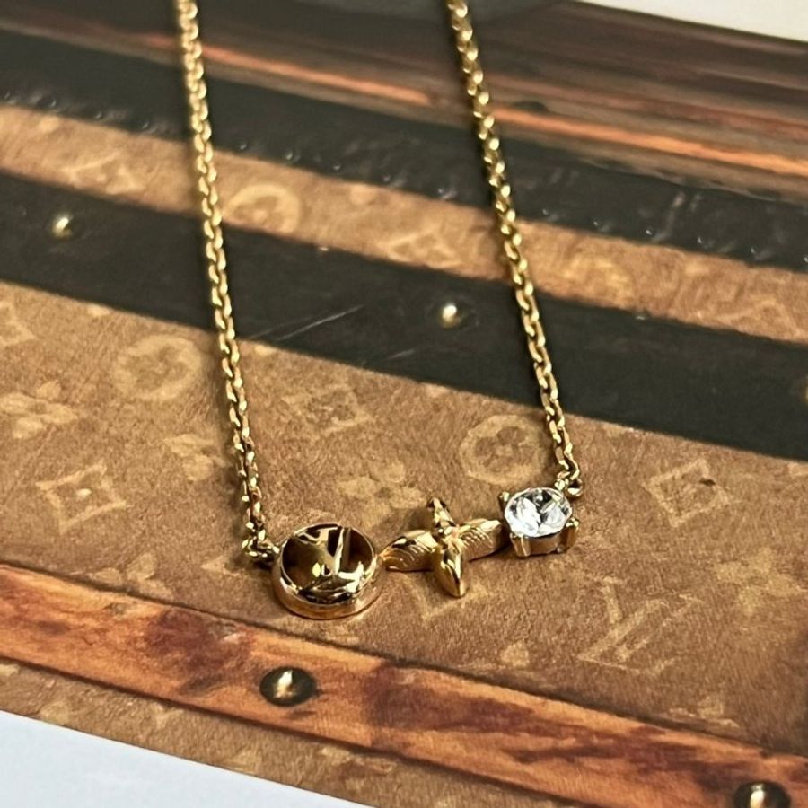 ::LOUIS VUITTON:: LV M00368 Petit Louis 金色LOGO花紋帶鑽項鍊-4
