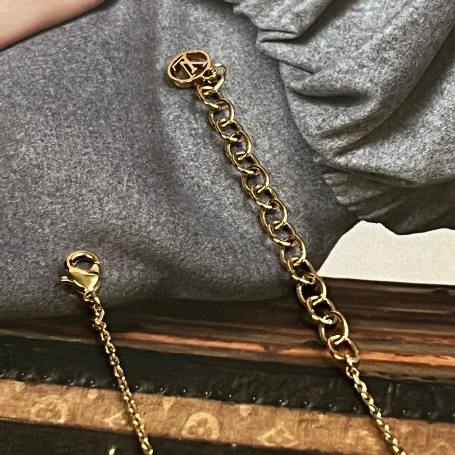::LOUIS VUITTON:: LV M00368 Petit Louis 金色LOGO花紋帶鑽項鍊-7