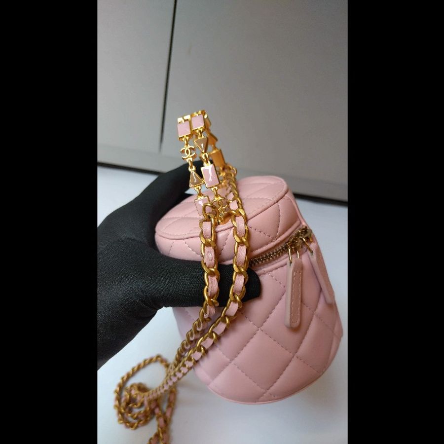 Chanel 金鍊淺粉皮迷你兩用化妝包-11