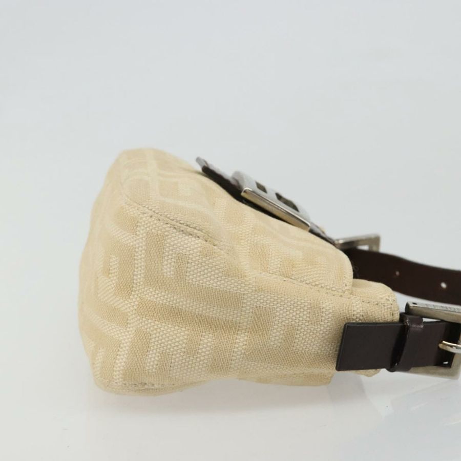 【日本直送】FENDI Zucca帆布Mamma Baguette肩背包 米色 銀色 正品 187318A-2