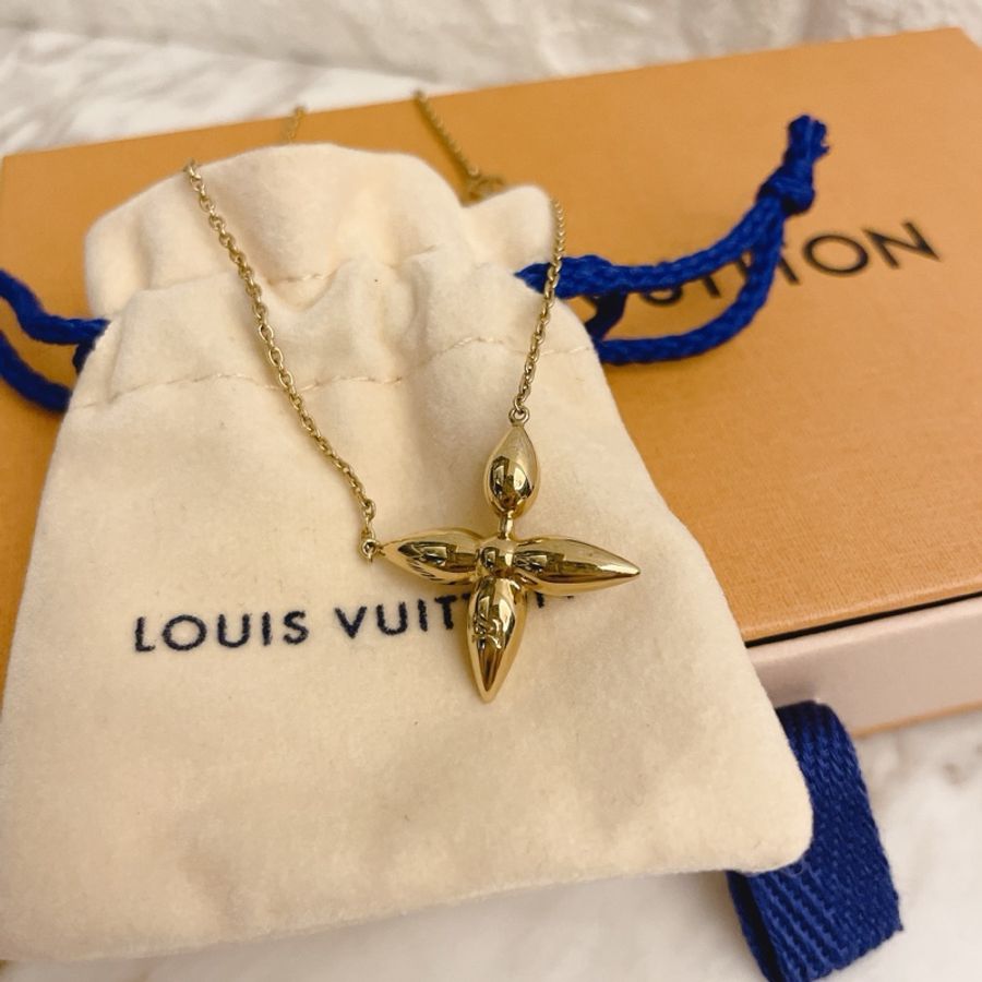 近新✨ LV M00365 Louisette 經典刻印LOGO品牌花卉吊墜鎖骨項鍊(金)-12