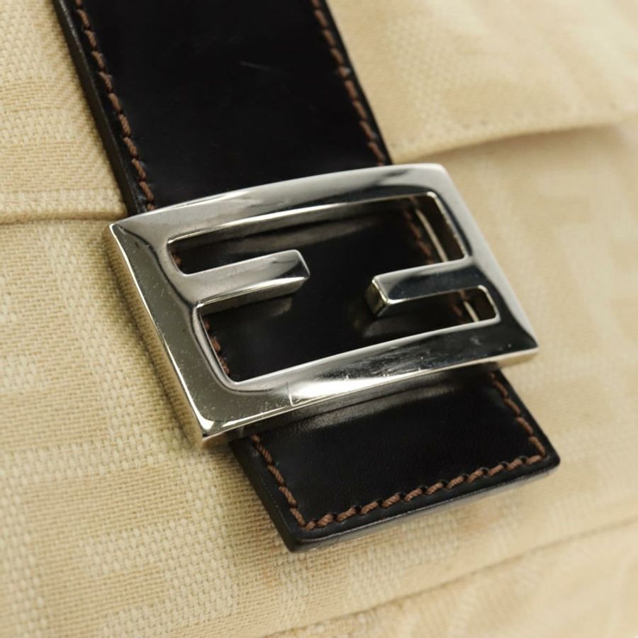 【日本直送】FENDI Zucca 帆布 Mamma Baguette 單肩包米色銀色正品 mr2561M-18