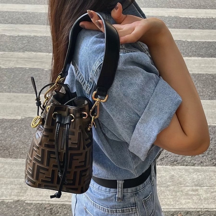 我就是喜歡一包兩背😍Fendi 經典老花水桶包-1
