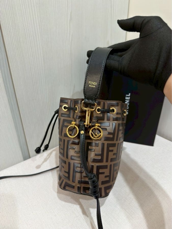 我就是喜歡一包兩背😍Fendi 經典老花水桶包-3