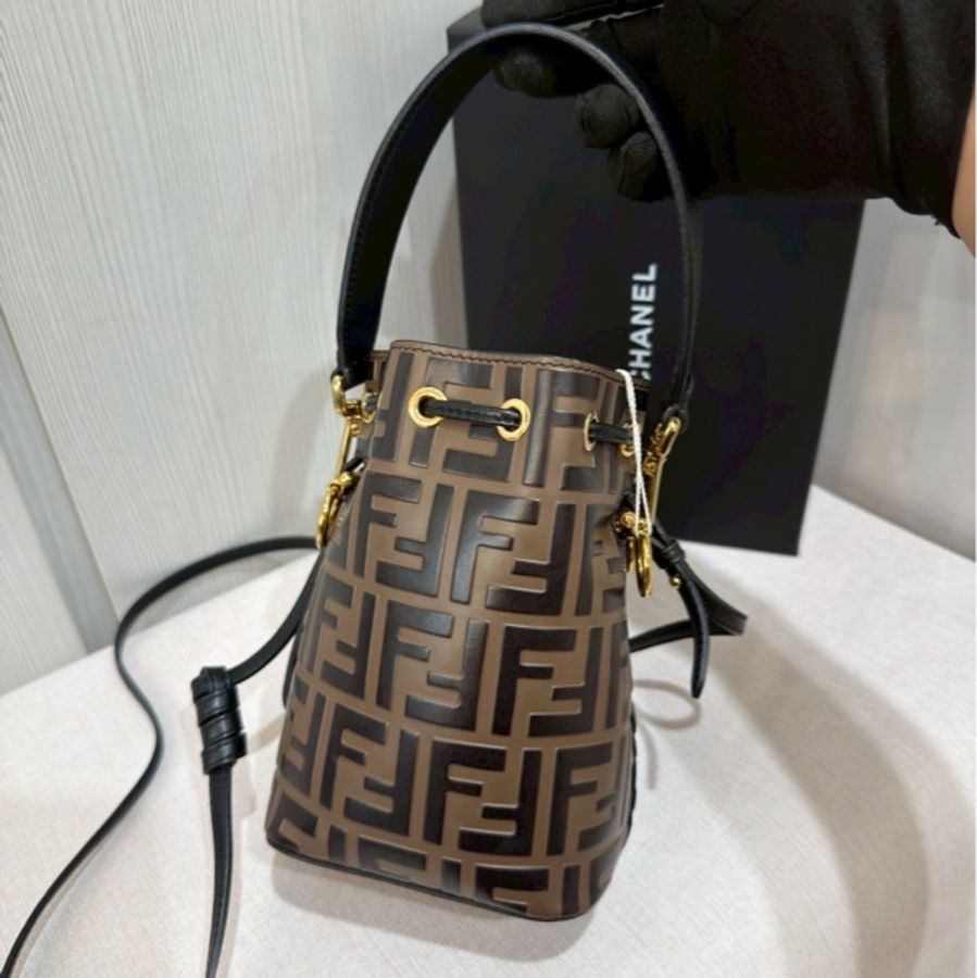 我就是喜歡一包兩背😍Fendi 經典老花水桶包-5