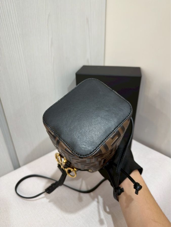 我就是喜歡一包兩背😍Fendi 經典老花水桶包-6