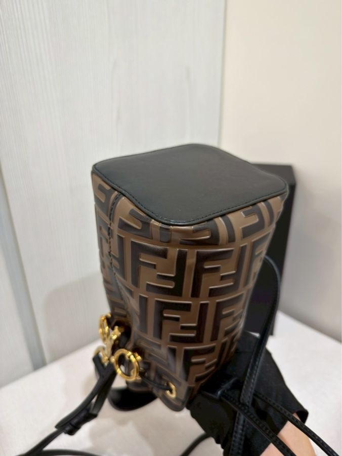 我就是喜歡一包兩背😍Fendi 經典老花水桶包-7
