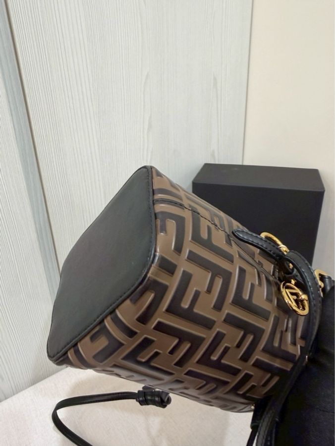 我就是喜歡一包兩背😍Fendi 經典老花水桶包-8
