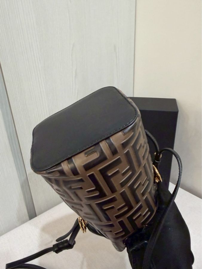 我就是喜歡一包兩背😍Fendi 經典老花水桶包-9