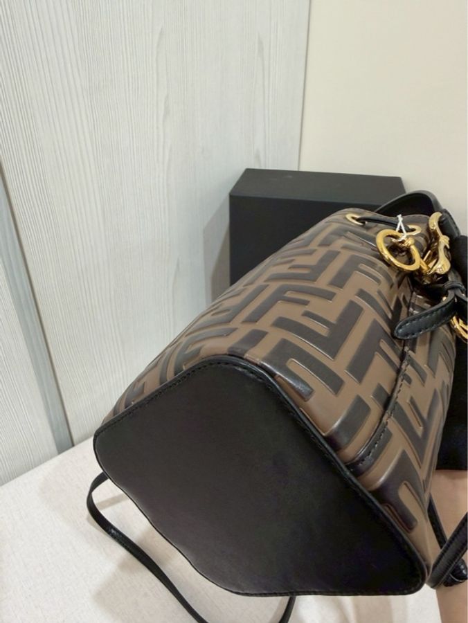 我就是喜歡一包兩背😍Fendi 經典老花水桶包-10