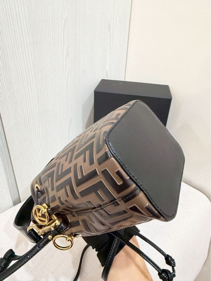 我就是喜歡一包兩背😍Fendi 經典老花水桶包-11