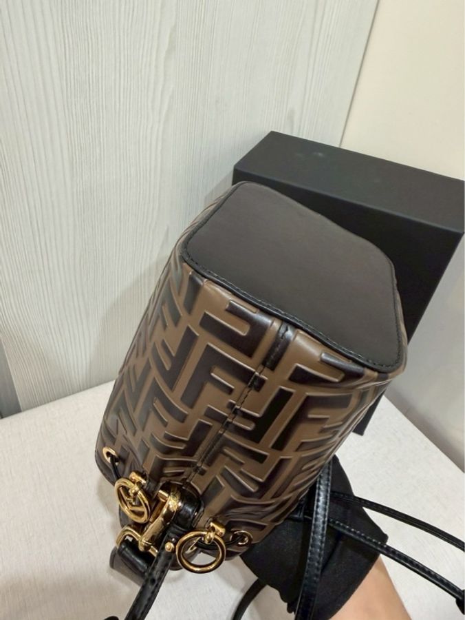 我就是喜歡一包兩背😍Fendi 經典老花水桶包-13