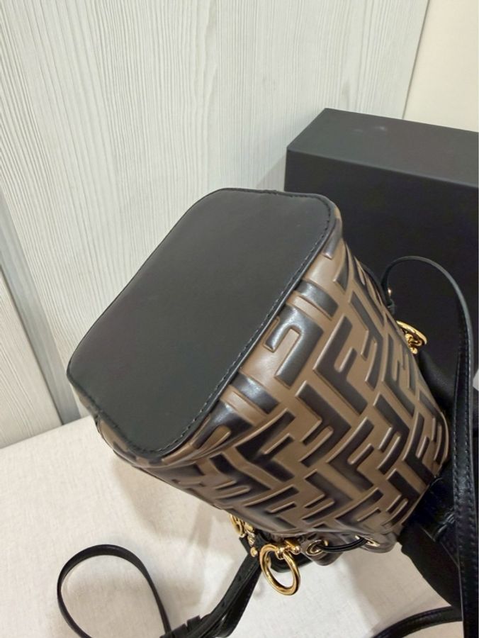 我就是喜歡一包兩背😍Fendi 經典老花水桶包-14