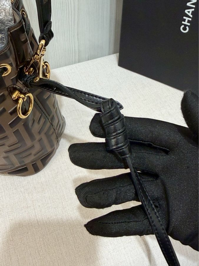 我就是喜歡一包兩背😍Fendi 經典老花水桶包-16
