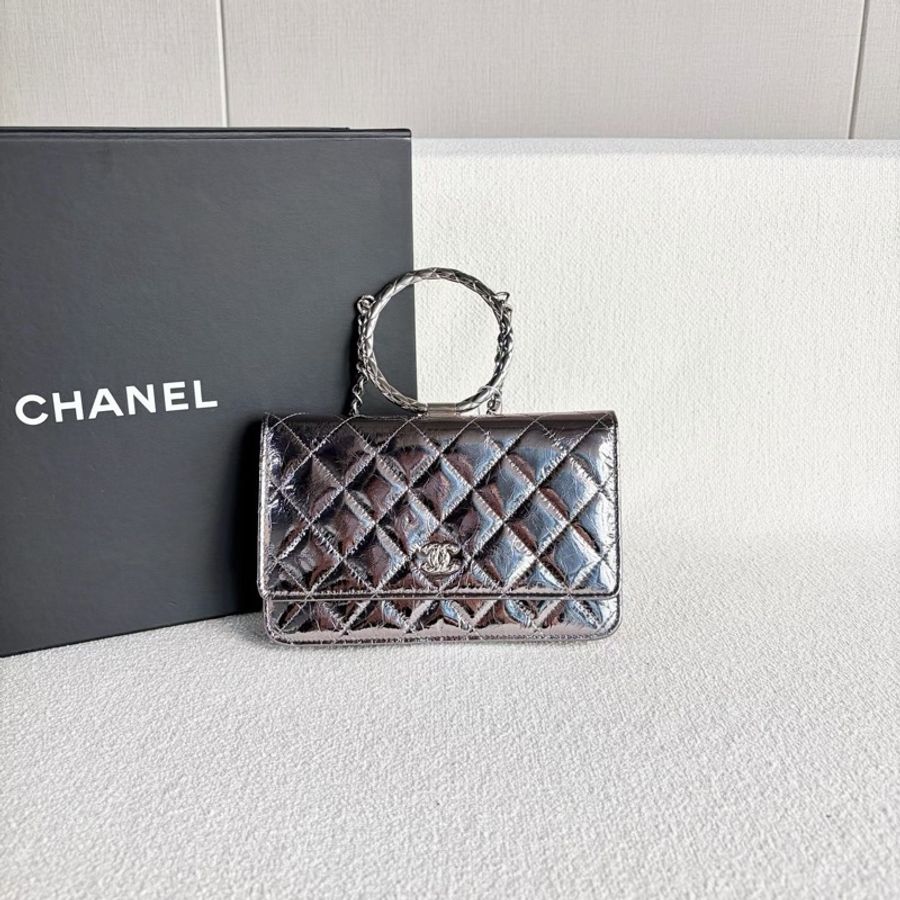 【威選精品】  ✨ CHANEL 太空銀爆裂紋圓環手柄 WOC ✨-6