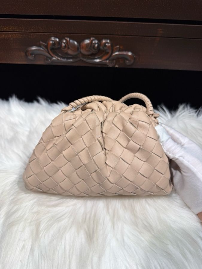 葆蝶家 Bottega Veneta  BV編織米白色小雲朵 斜挎包-1