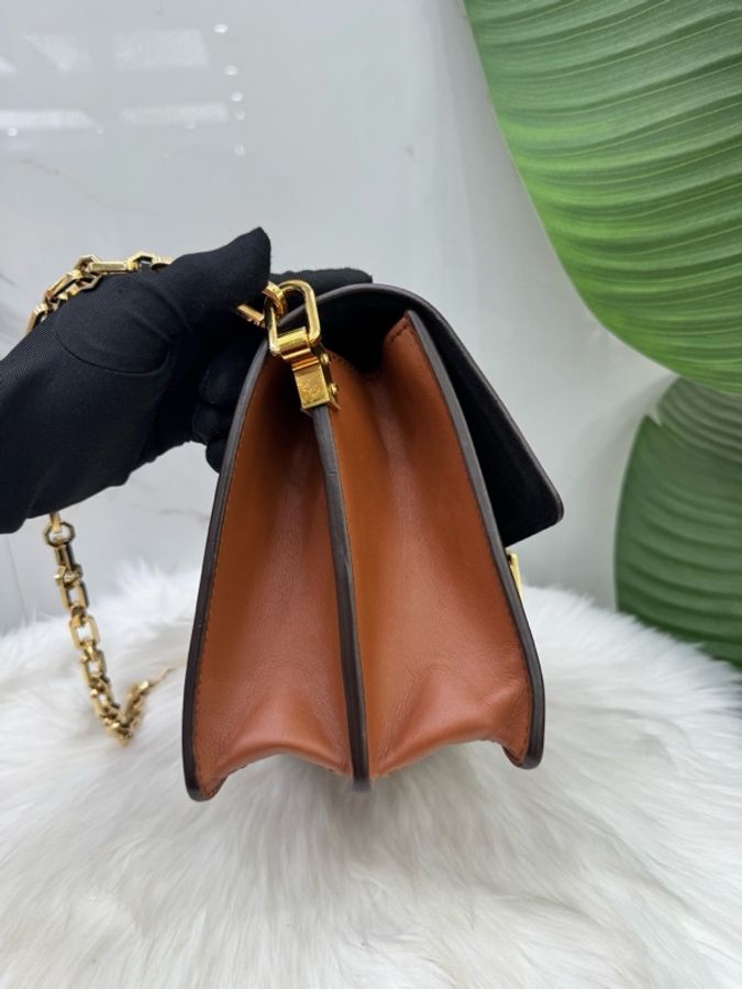 路易威登/Louis Vuitton 老花芯片拼焦糖色達芙妮中號單肩斜挎包  尺寸24.5x11x18-3