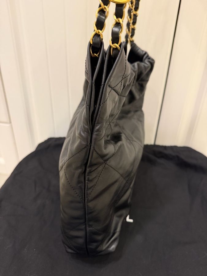 Chanel 22bag 限量黑底白字小號-2
